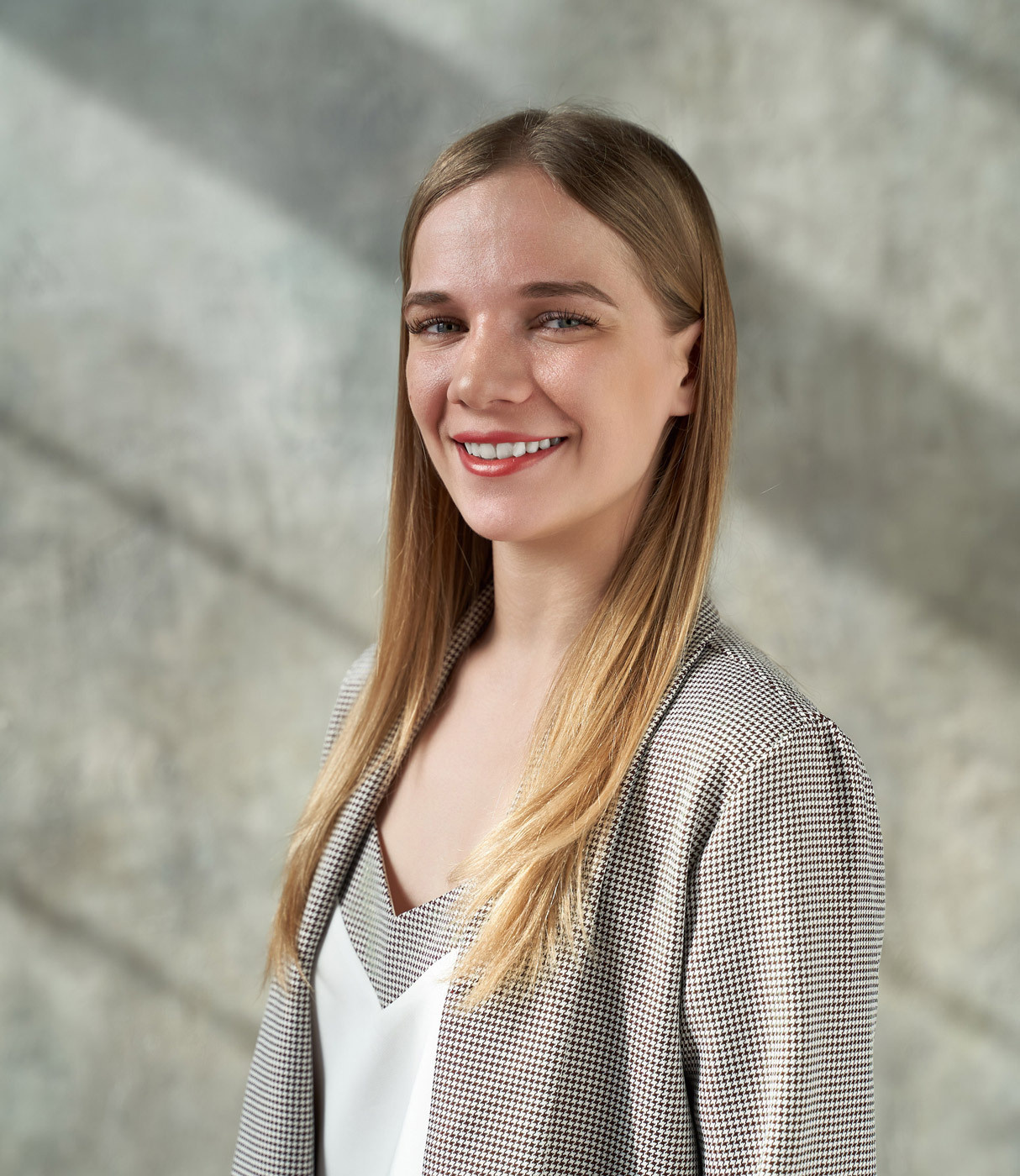 Plain background / Resume. Photographer and videographer in Dubai Tim Konev