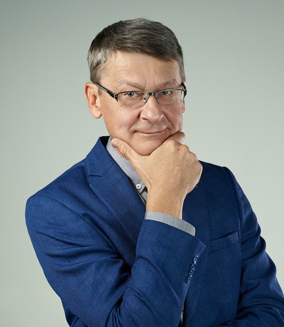 Plain background / Resume. Photographer and videographer in Dubai Tim Konev