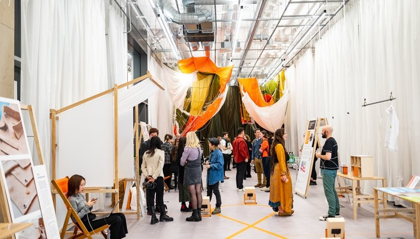 Royal College of Art (RCA) Студенческая выставка по современному искусству: инсталляция из тканей, эксперимент с пространством, светом и крупномасштабной композицией; учащиеся исследуют материал и объект.