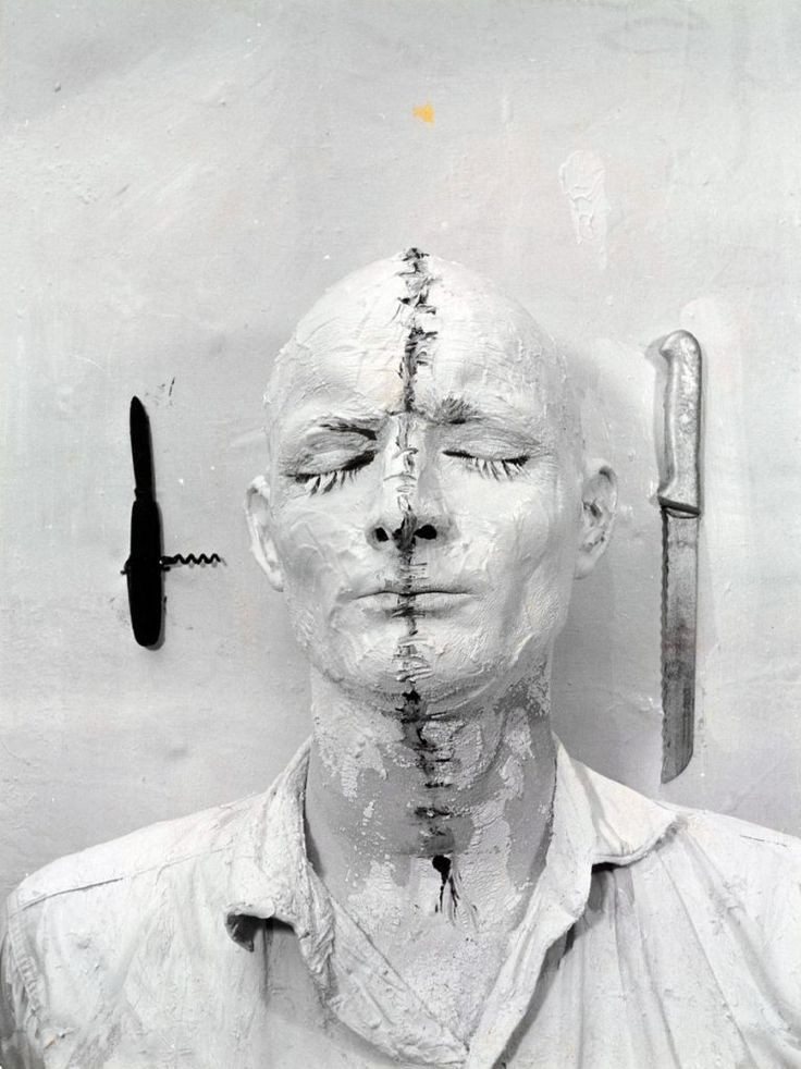 Фотодокументация перформанса Stress Test Гюнтера Бруса, 1970 год. Символическое исследование пределов человеческого тела и памяти о нацизме.