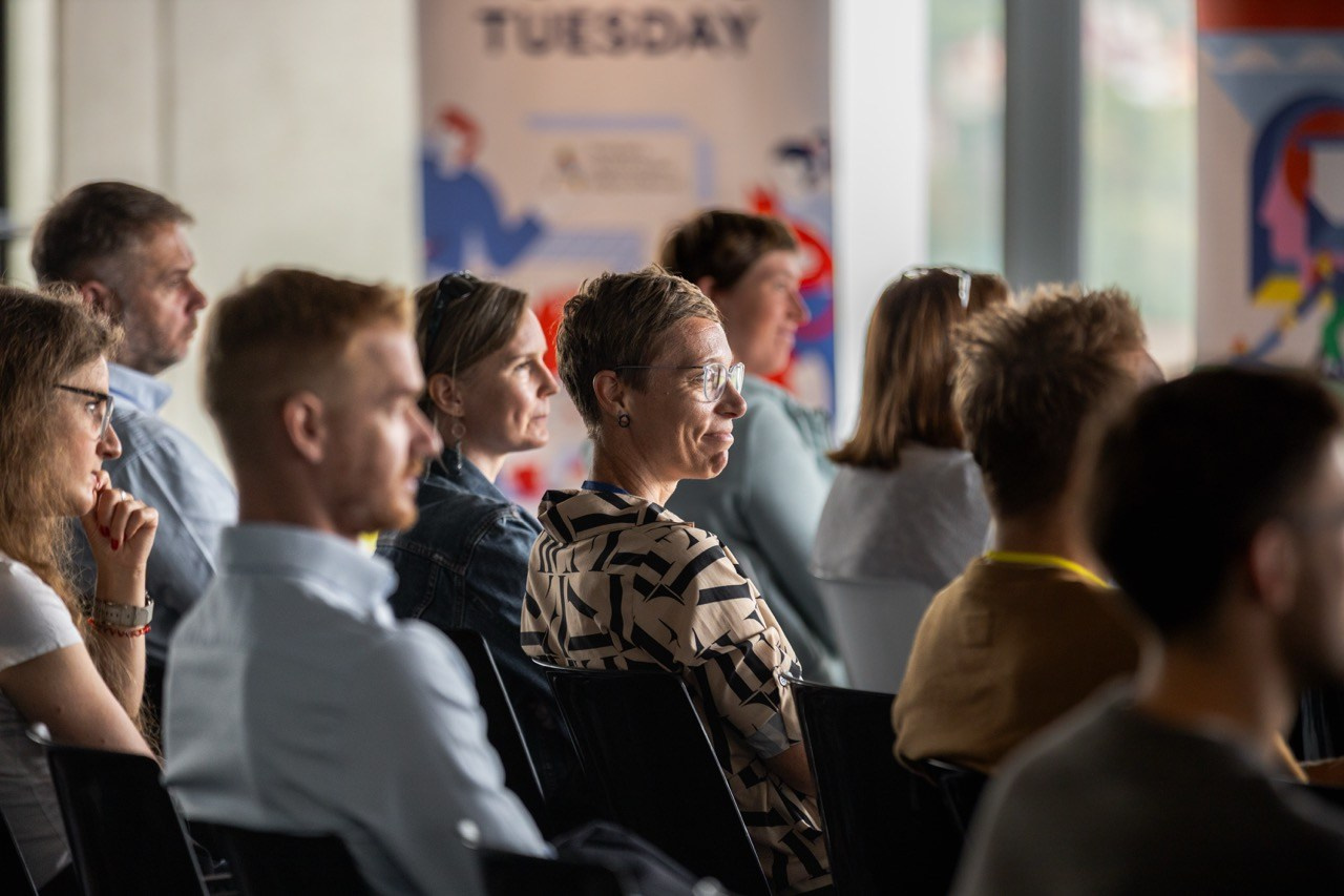Firemní fotograf Praha. Dana Lišková — Empatická fotografka | Introspektivní umělkyně | Neurodivergentní koučka| Zakladatelka Artepy.cz