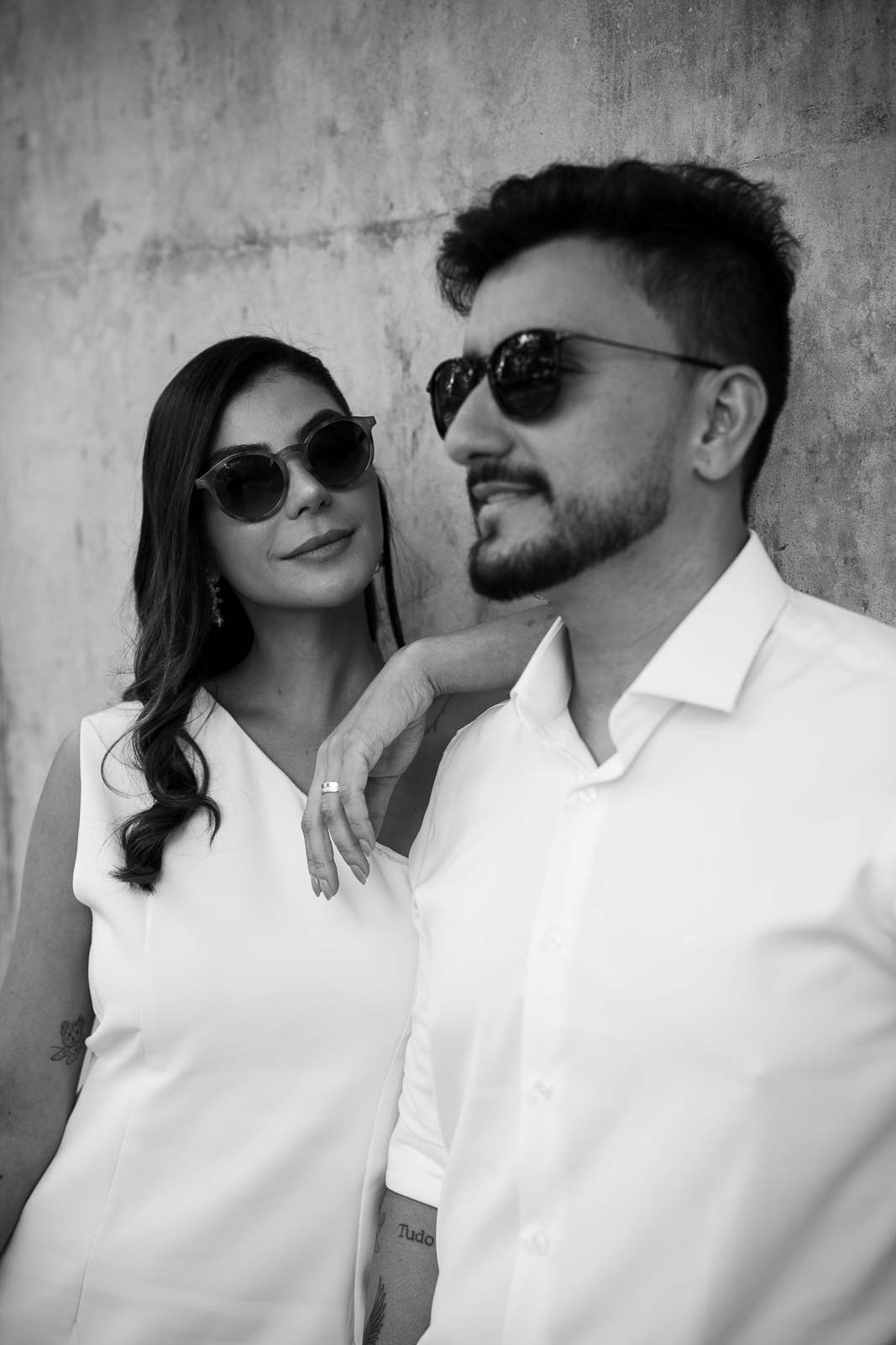 Rafa e Ricardo em um ensaio de casal natural e atemporal na Praça da Liberdade.