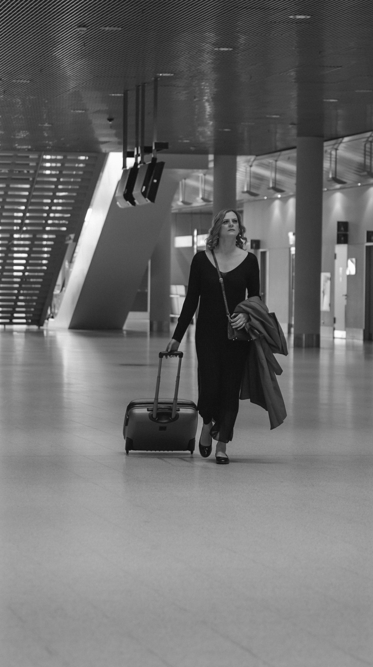 Schwarz-Weiß-Fotoshooting am Flughafen. Schwarz-weiß Fotografie in Münster. Fotografin Viktoria Roschen