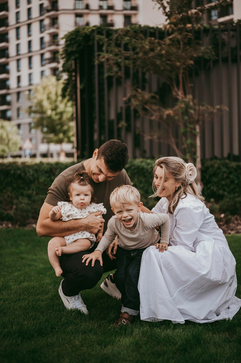 Kristina, Martin, Petra i Novak / porodicno fotografisanje napolju. Deciji i porodicni fotograf u Beogradu Oksana Skendzic