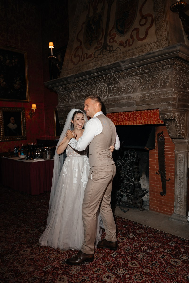 wedding dance of the couple in the red hall