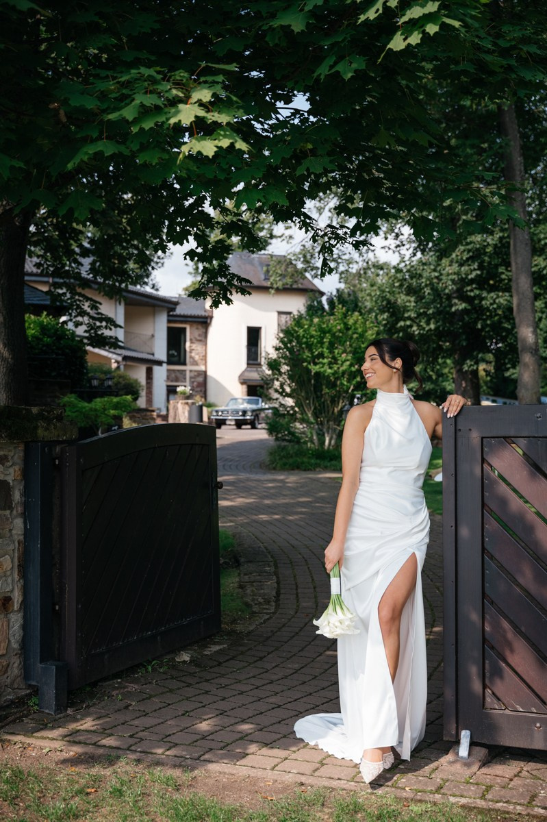 bride in front of burg schwarzenstein