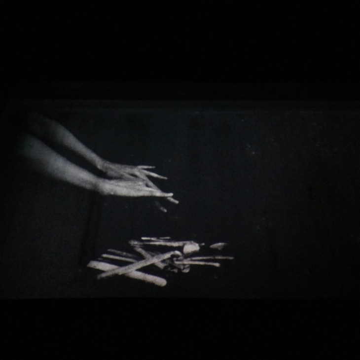 Фрагмент инсталляции Шарлотты Клермон "du soleil, que ça existe" (водяная коробка), представленной на выставке Kuvan Kevät 2024 в Хельсинки, исследующей время, пространство и чувственность через движущиеся изображения и экспериментальные медиа. 