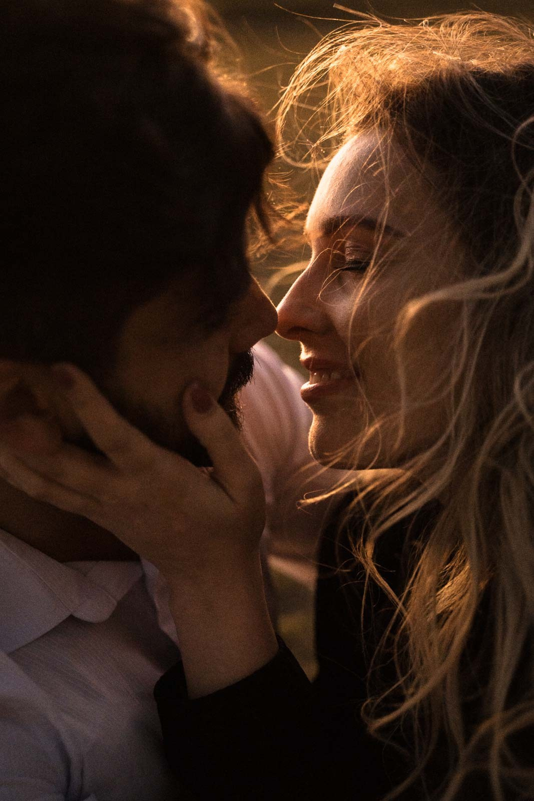 Sabrina e Vinícius em Lapinha da Serra MG, ensaio pré-wedding com fotografia documental, natureza aberta, montanhas ao fundo e momentos leves registrados com autenticidade.