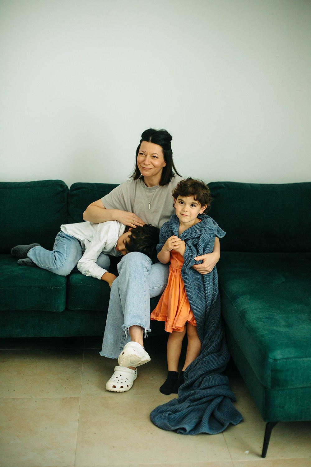 Mom&daughter at home. Family photographer in Israel
