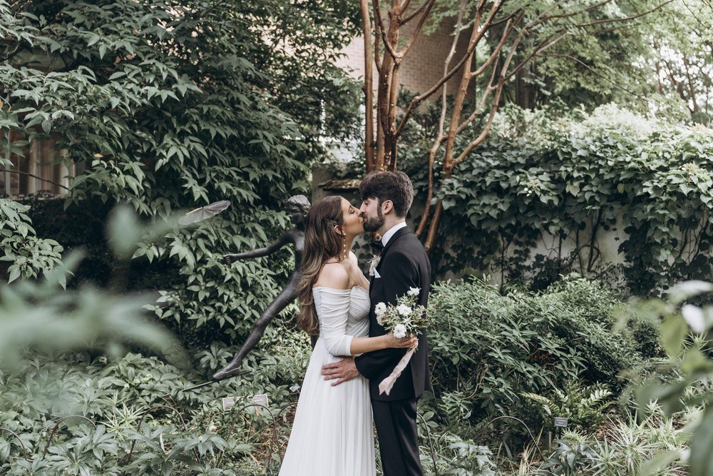 Сватбени снимки Стария град Пловдив романтична атмосфера калдъръмени улици България