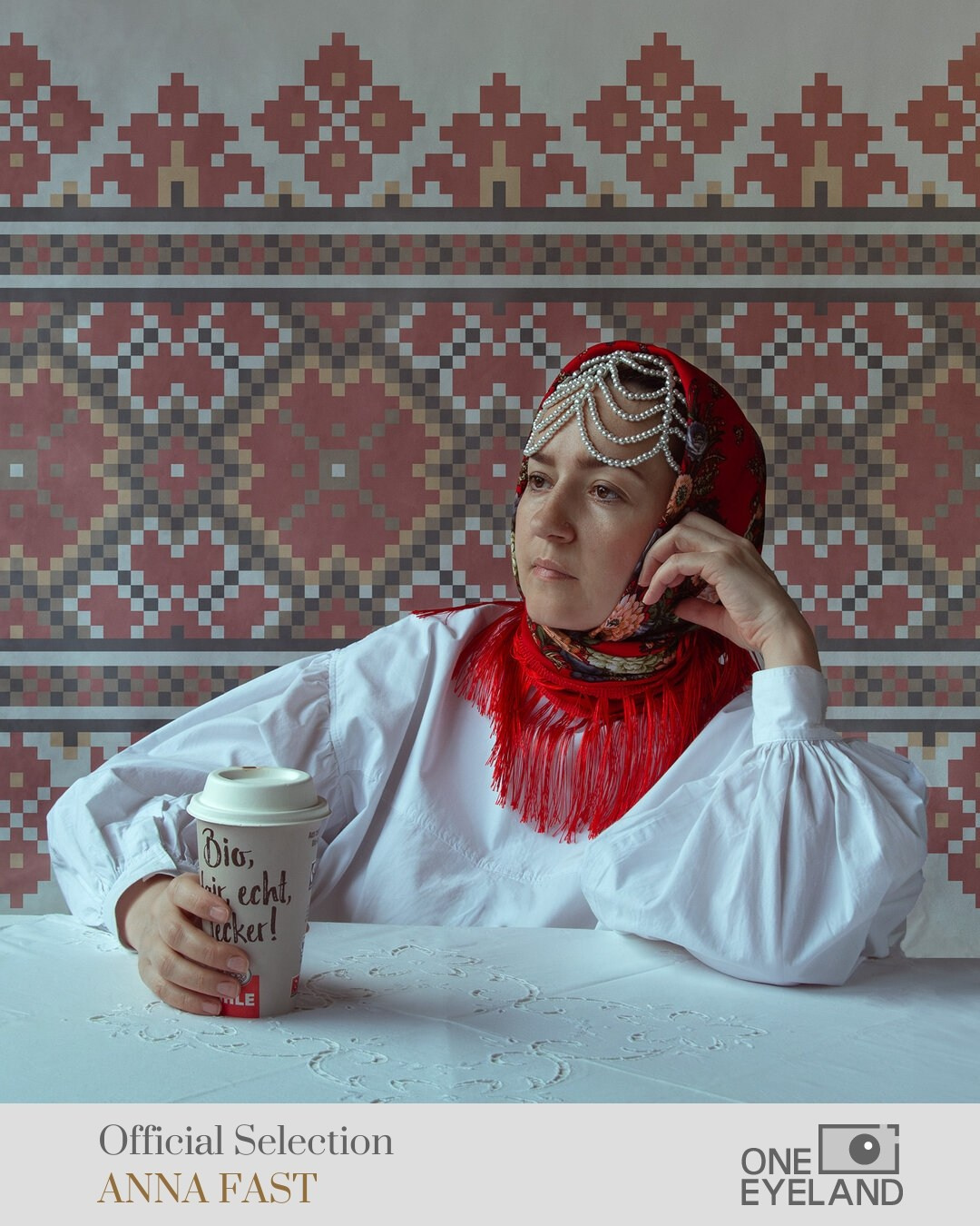 Fine-Art-Porträt einer Frau im goldenen Licht – Studio in München