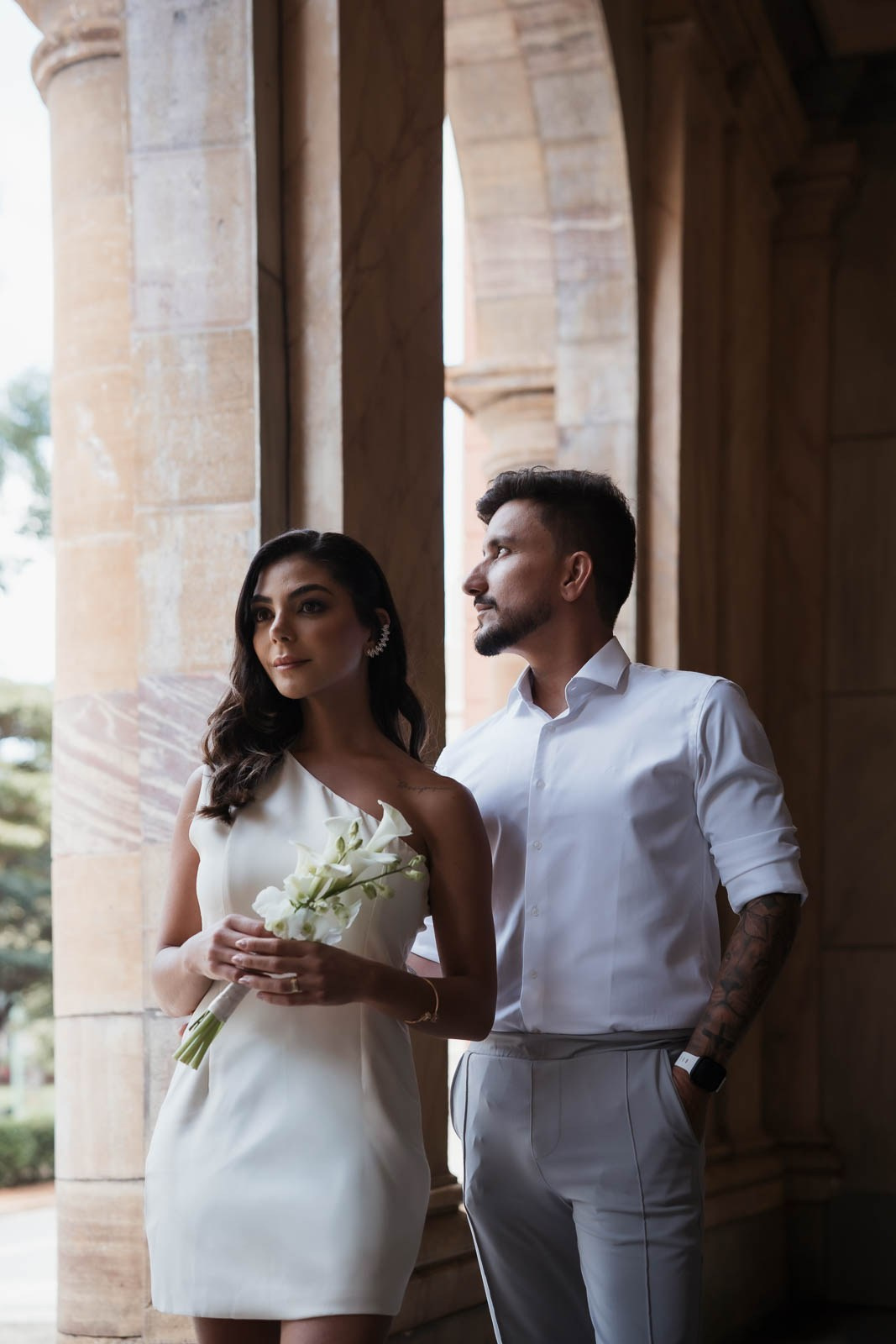 Rafa e Ricardo viveram um ensaio civil ao ar livre na Praça da Liberdade com fotografia documental feita por Edu e Josi Fotografia. Um ensaio em Belo Horizonte marcado por luz natural, conexão verdadeira e registros espontâneos que contam a história do casal de maneira leve e autêntica.