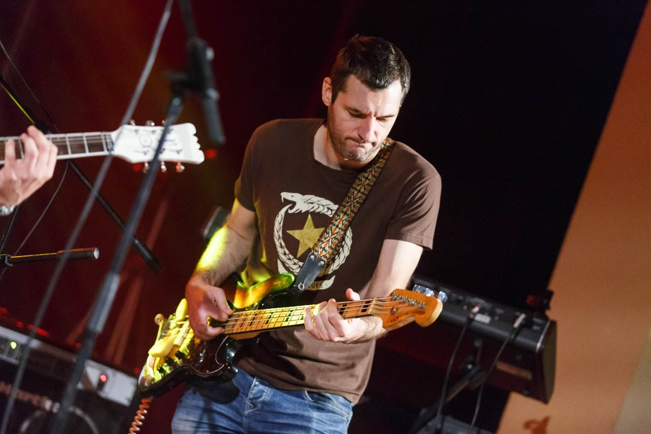 Basista Moonshine Alligators benda na koncertu u Novom Sadu.