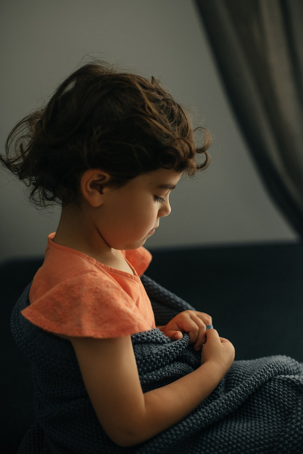 Mom&daughter at home. Family photographer in Israel