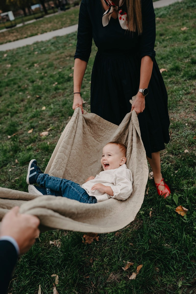 Nevena, Dusan i Vuk porodicno fotografisanje napolju. Deciji i porodicni fotograf u Beogradu Oksana Skendzic
