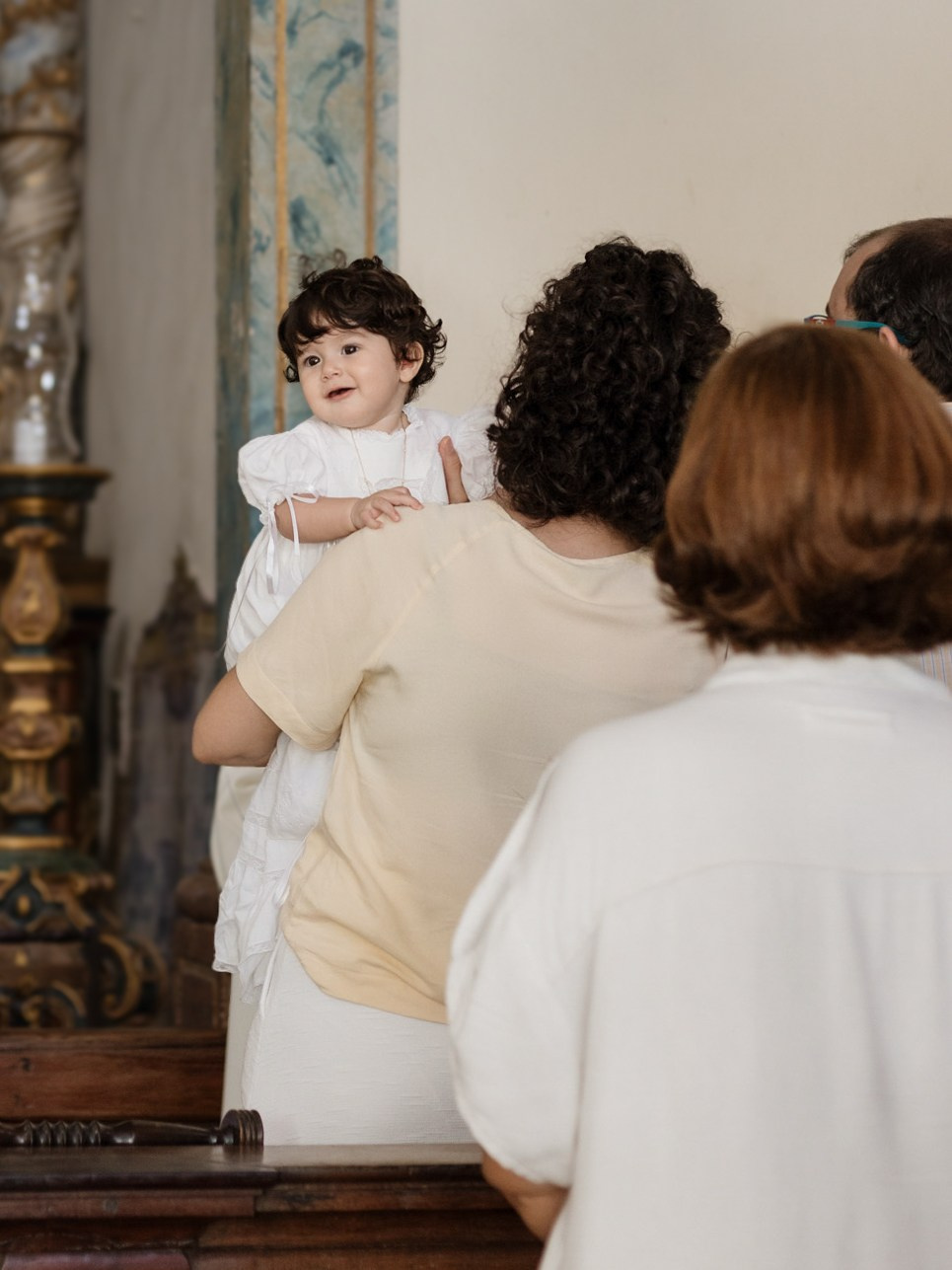 Detalhe do rostinho de bebê em batizado