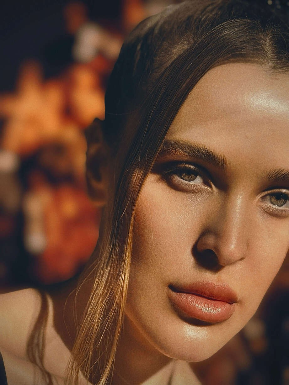 креативен женски портрет в студио