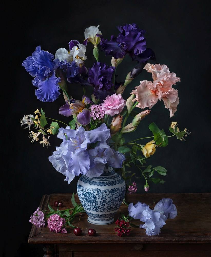 Натюрморт с ирисами и вишней