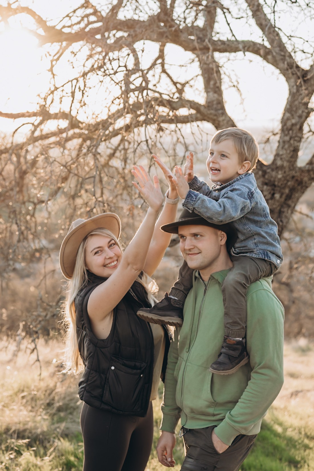 Family in nature. Family and children’s lifestyle photographer Elena Tumanova