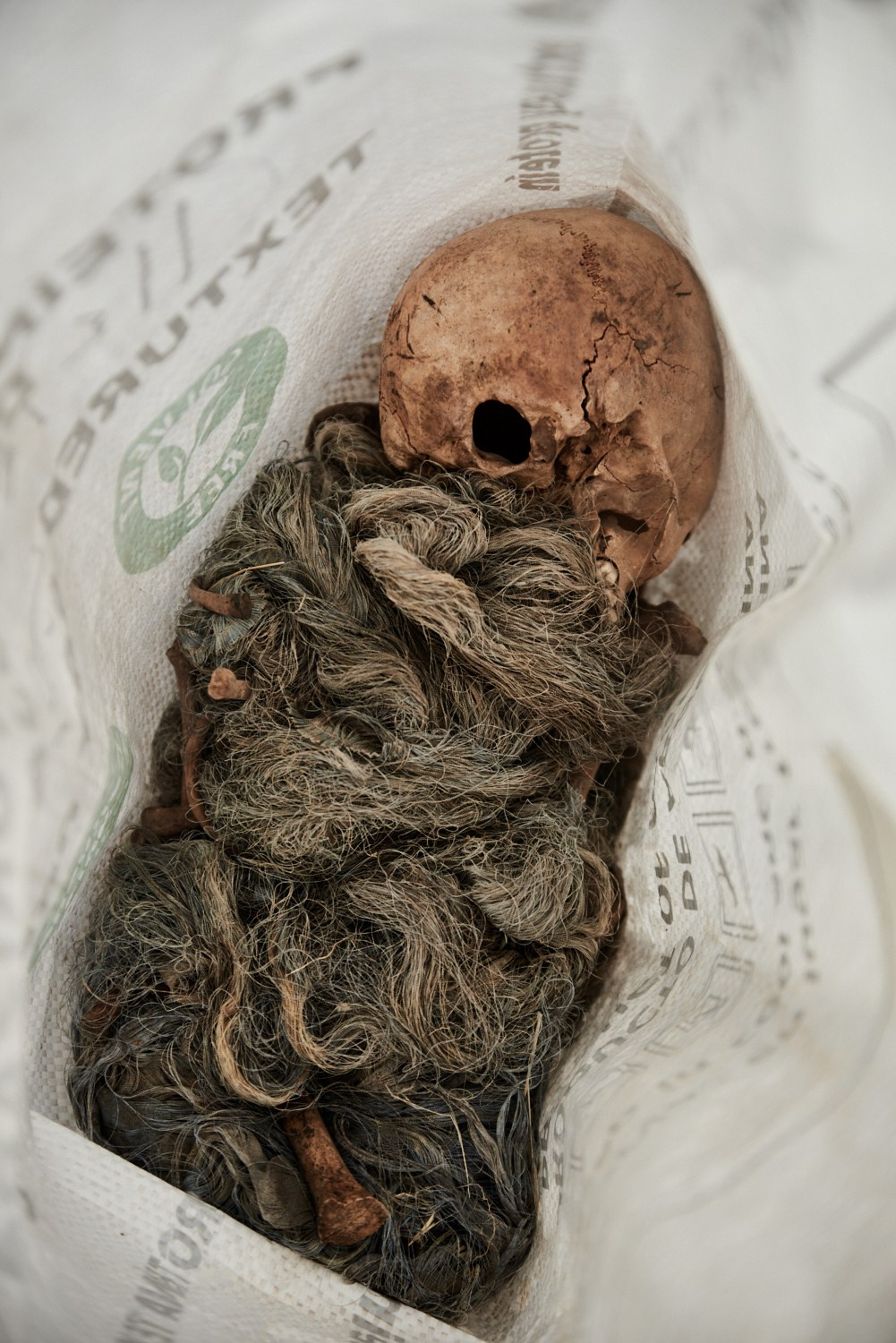 Gouvernorat de Damas (SYRIE), 22 décembre 2024 – Des ossements humains retrouvés dans la fosse commune du Pont de Bagdad, près de Damas. Un nom et un numéro sont griffonnés sur le sac contenant les os : Ali Khalifeh, n° 205. On estime à plusieurs milliers le nombre de corps enfouis dans ce charnier.