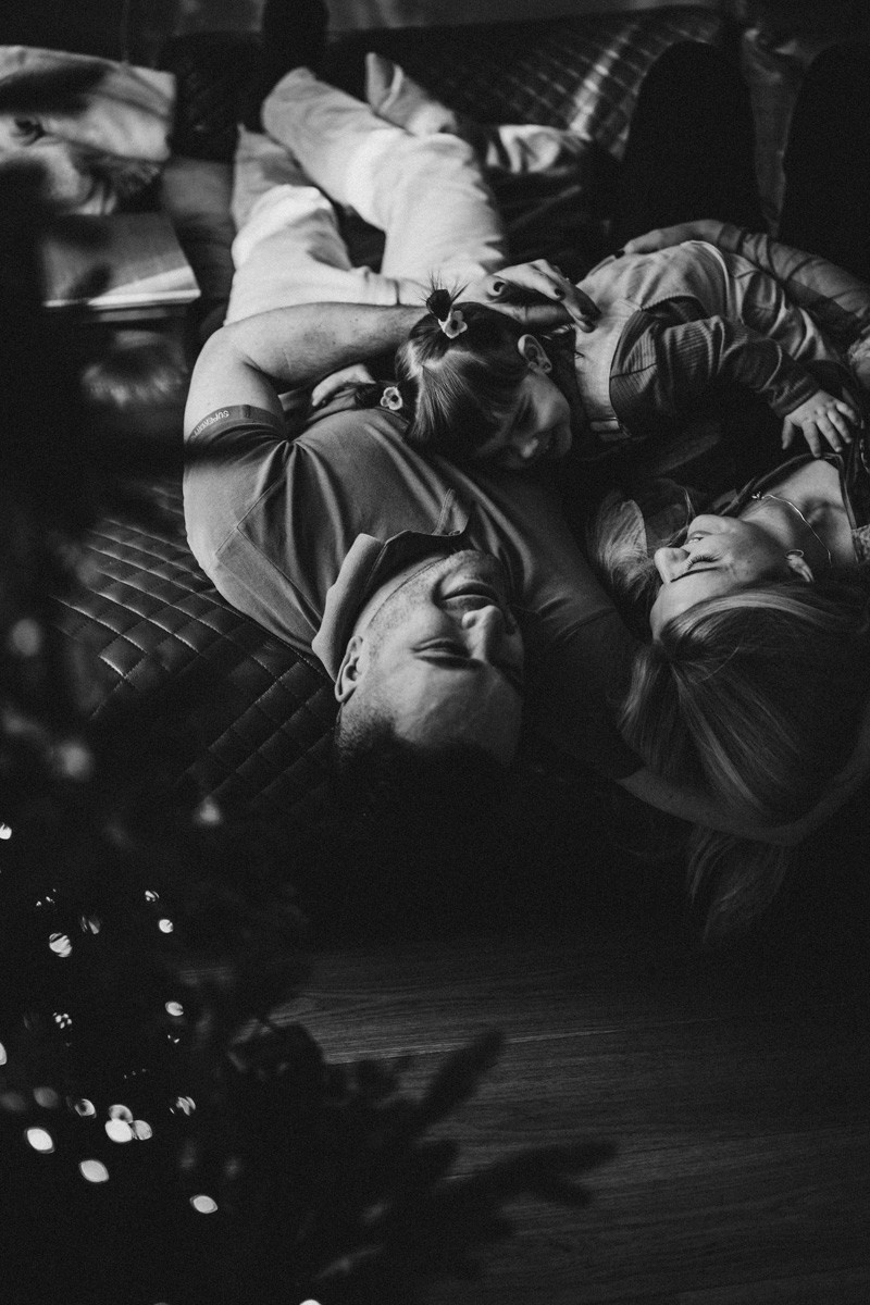 Natasa, Ema i Lazar — porodicno fotografisanje kod kuce. Deciji i porodicni fotograf u Beogradu Oksana Skendzic