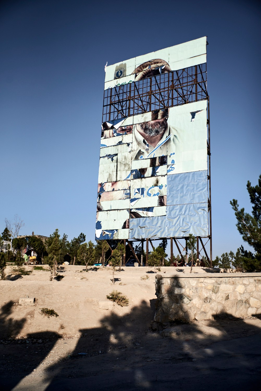 Kaboul, 13 novembre 2021 – Une affiche du commandant Massoud vandalisée par les talibans – historiquement opposés à l'ancien dirigeant moudjahidin -, sur la colline de Teppe Maranjan.
