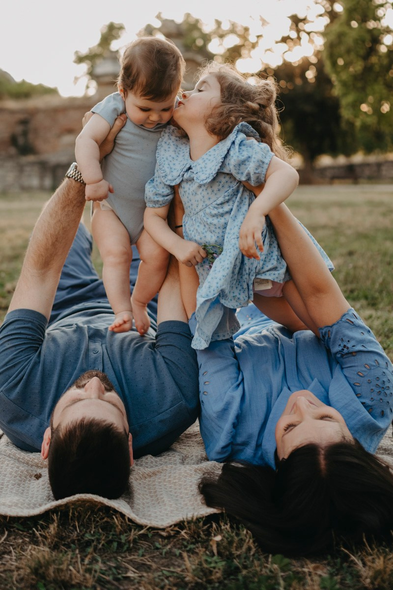 Jovana Zoran Jana i Bogdan — porodicno fotografisanje napolju. Deciji i porodicni fotograf u Beogradu Oksana Skendzic
