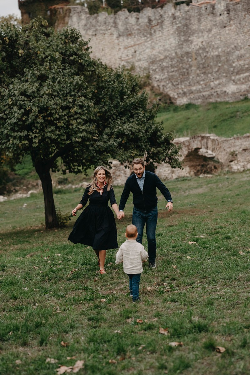 Nevena, Dusan i Vuk porodicno fotografisanje napolju. Deciji i porodicni fotograf u Beogradu Oksana Skendzic