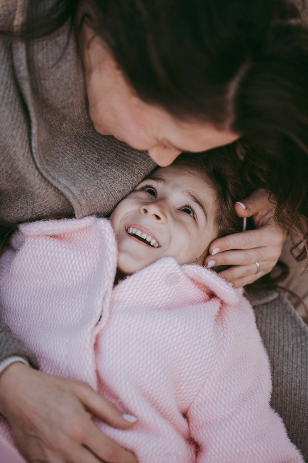 Iva, Ivan, Tara i Stefan — porodicno fotografisanje napolju. Deciji i porodicni fotograf u Beogradu Oksana Skendzic