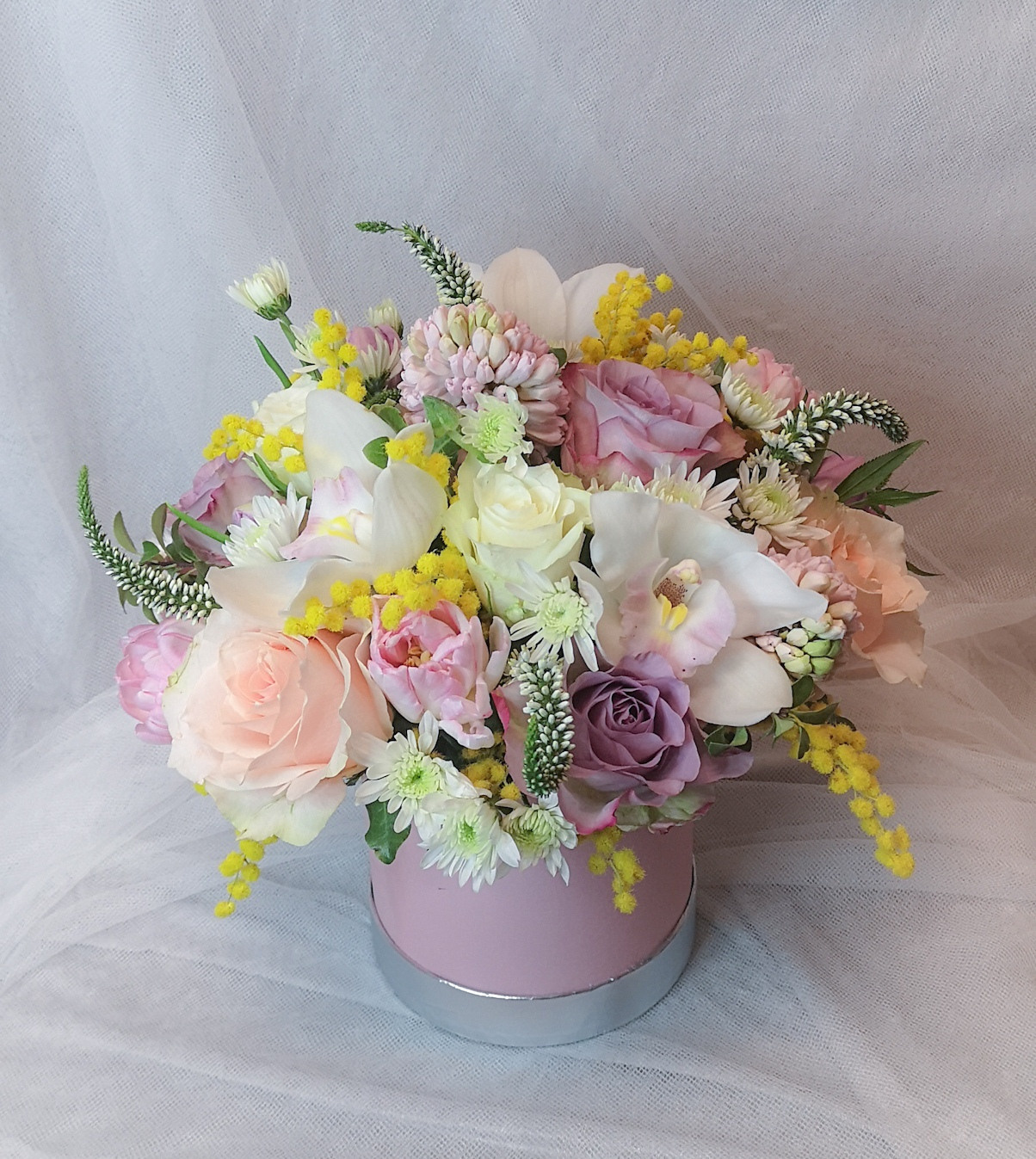 Ziedu pušķi kastē. Event design, decoration, floristry, gift, Irina Novika, Riga, Latvia