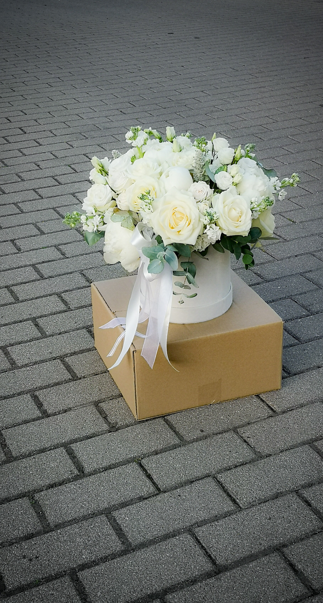 Ziedu pušķi kastē. Event design, decoration, floristry, gift, Irina Novika, Riga, Latvia