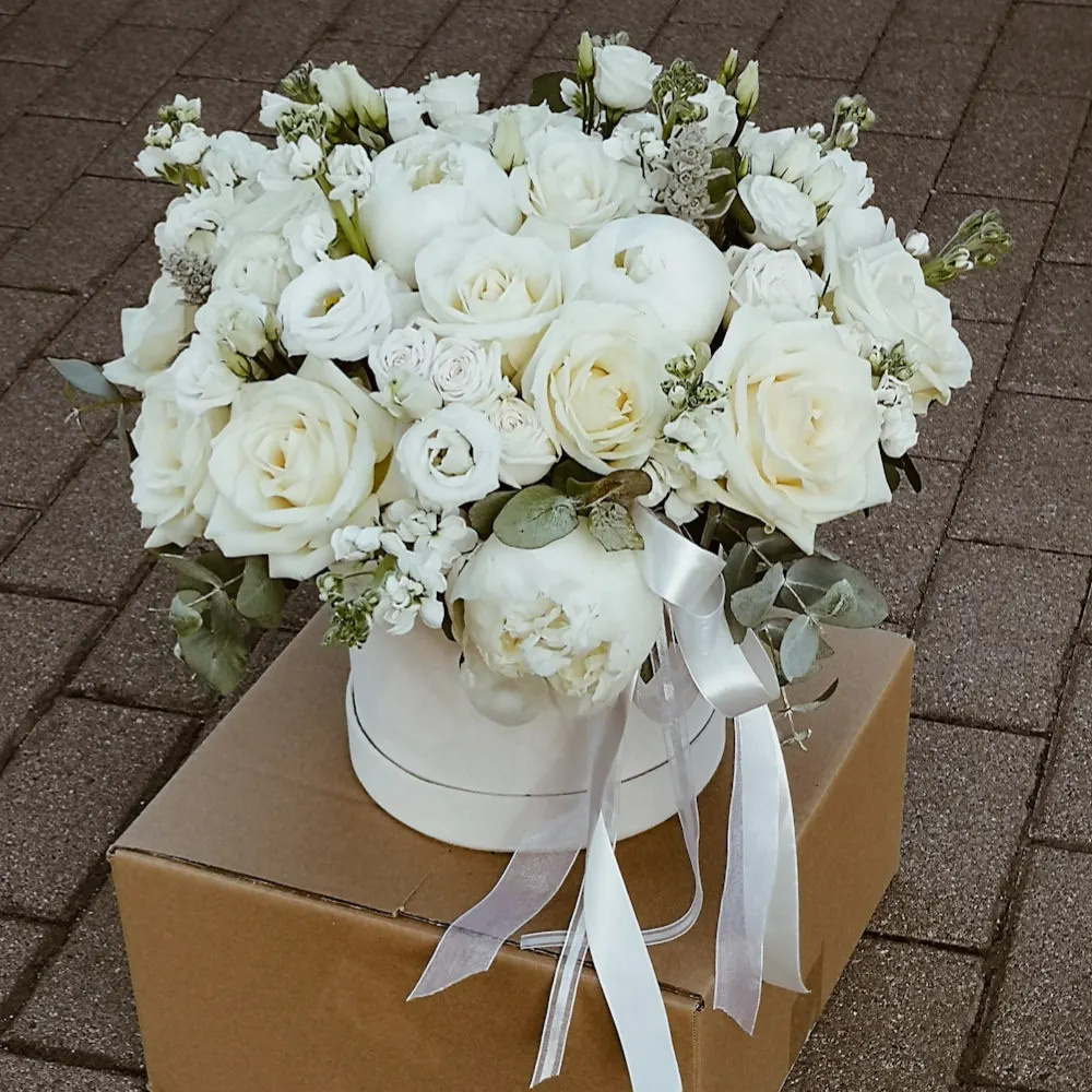 Ziedu pušķi kastē. Event design, decoration, floristry, gift, Irina Novika, Riga, Latvia