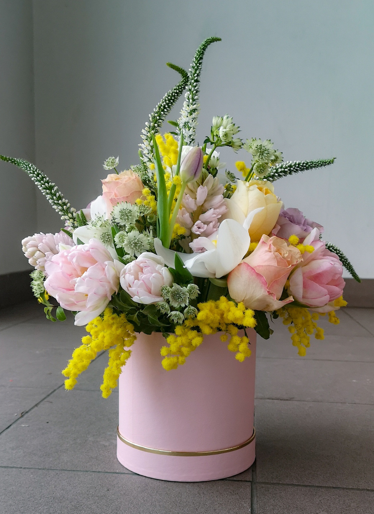 Ziedu pušķi kastē. Event design, decoration, floristry, gift, Irina Novika, Riga, Latvia