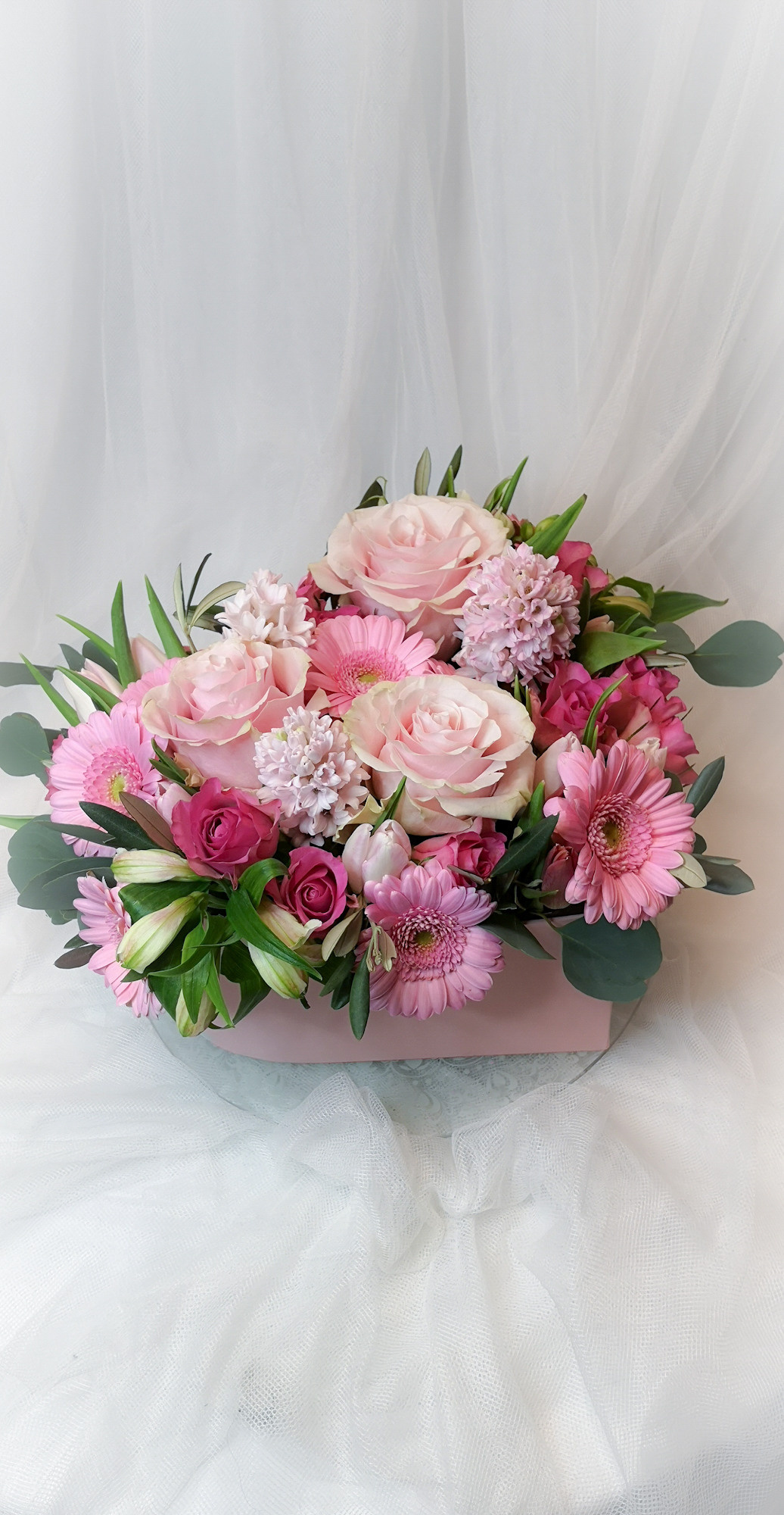 Ziedu pušķi kastē. Event design, decoration, floristry, gift, Irina Novika, Riga, Latvia