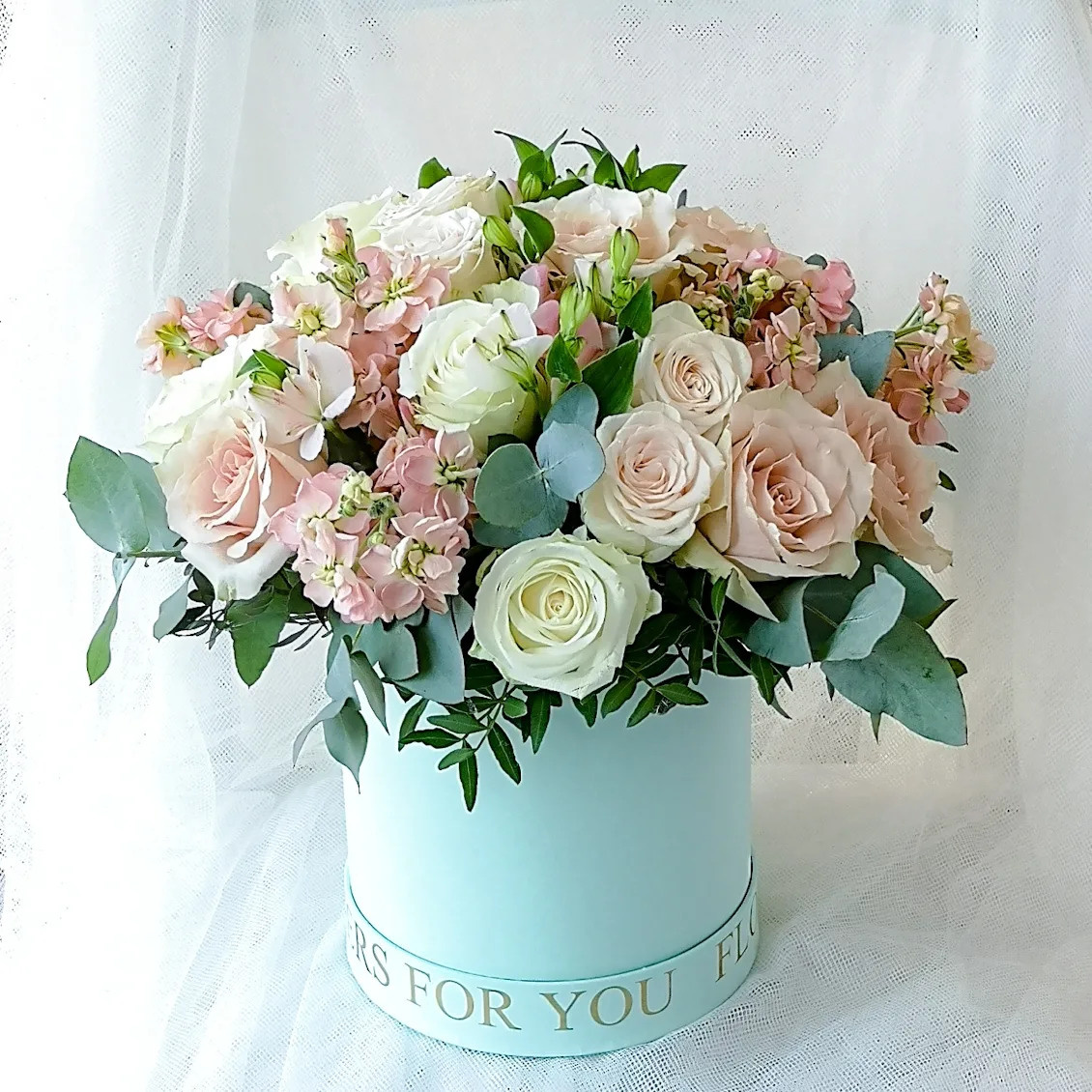 Ziedu pušķi kastē. Event design, decoration, floristry, gift, Irina Novika, Riga, Latvia