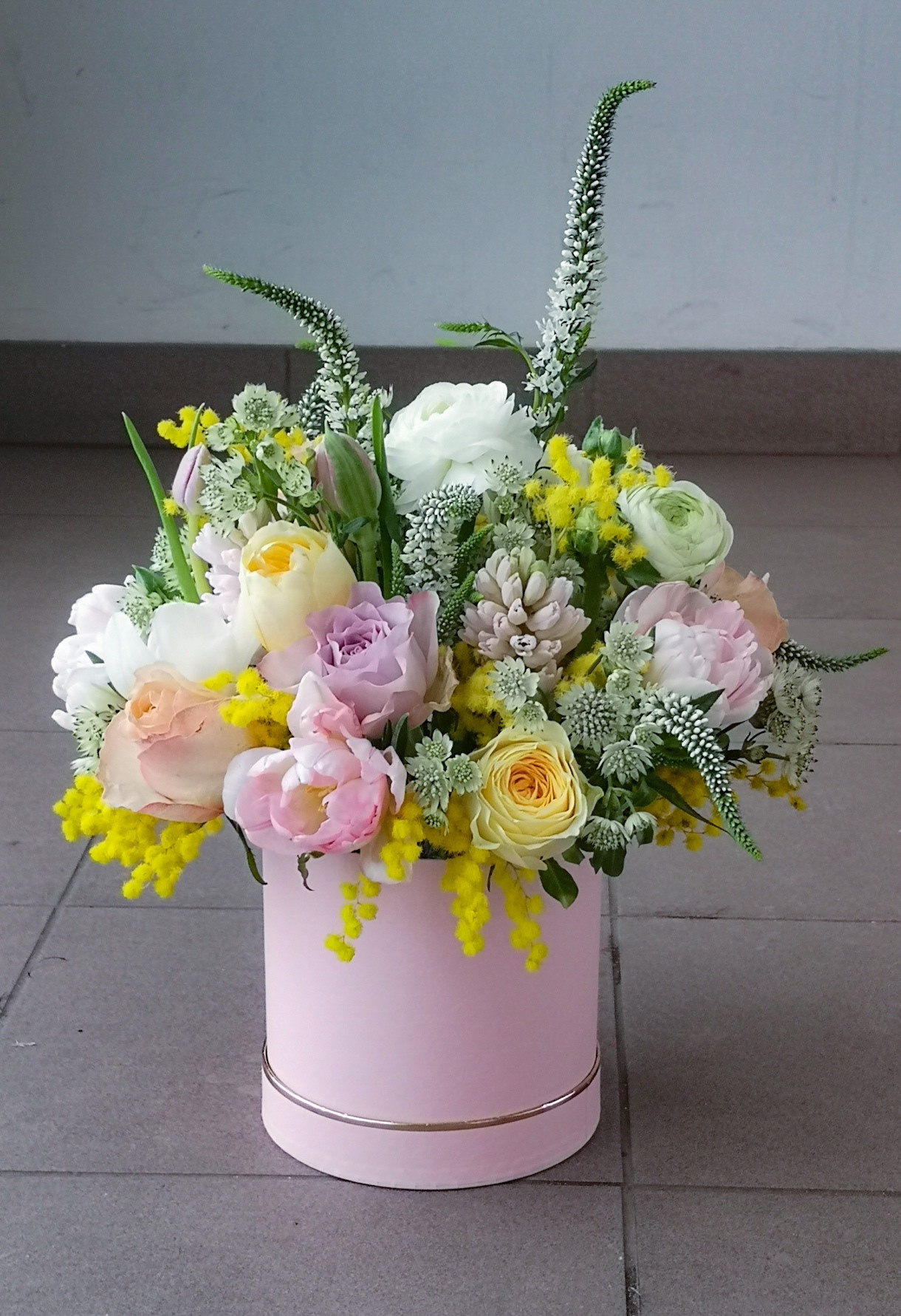 Ziedu pušķi kastē. Event design, decoration, floristry, gift, Irina Novika, Riga, Latvia