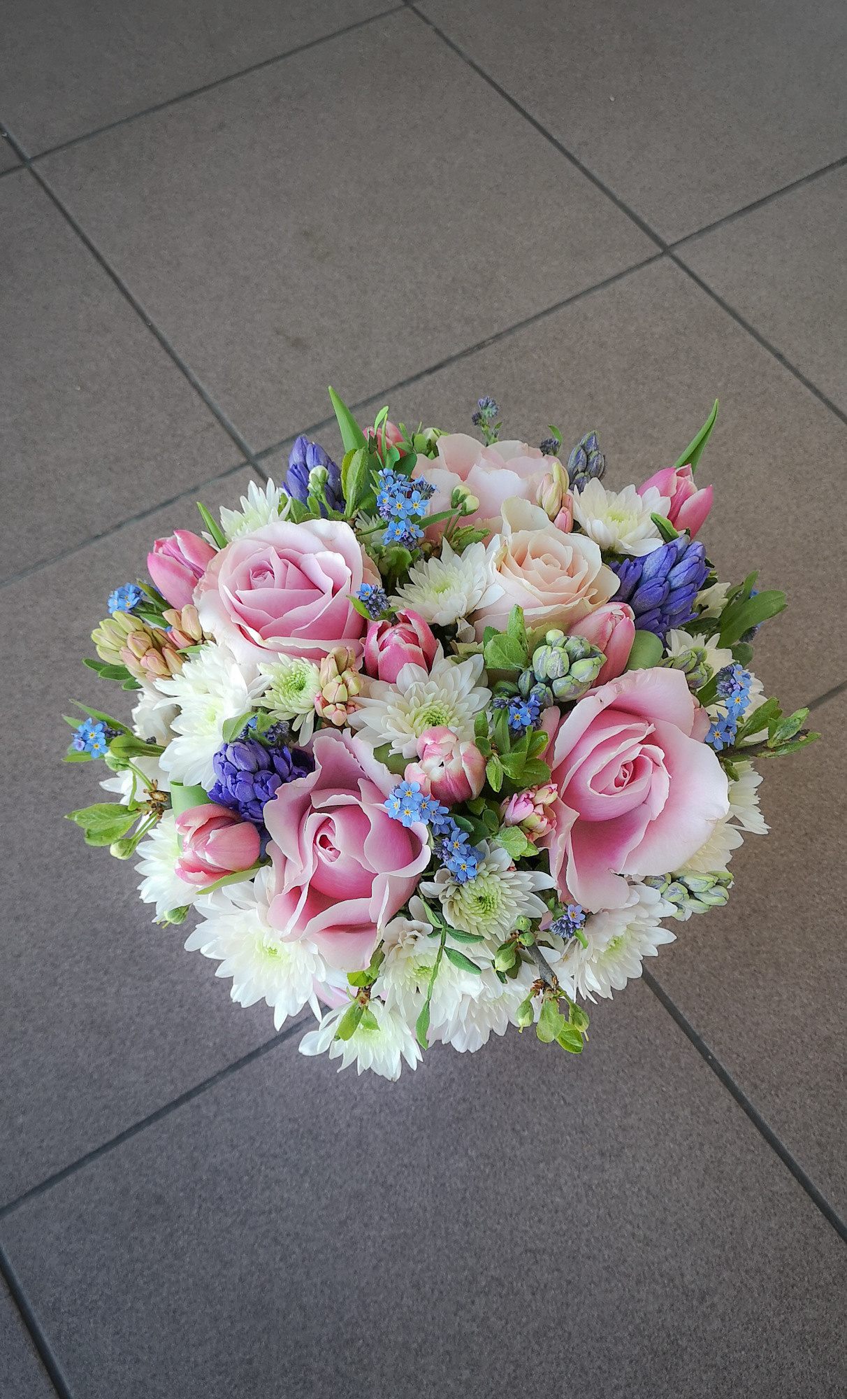 Ziedu pušķi kastē. Event design, decoration, floristry, gift, Irina Novika, Riga, Latvia