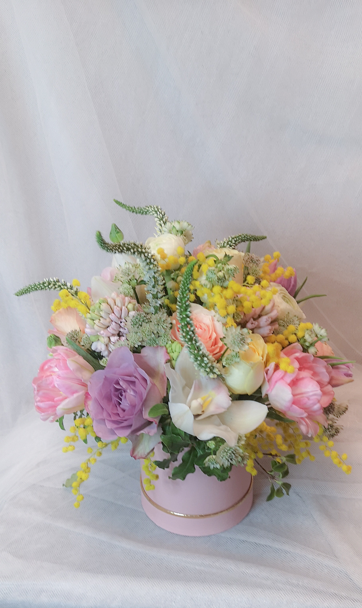 Ziedu pušķi kastē. Event design, decoration, floristry, gift, Irina Novika, Riga, Latvia