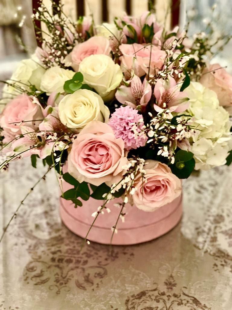 Ziedu pušķi kastē. Event design, decoration, floristry, gift, Irina Novika, Riga, Latvia