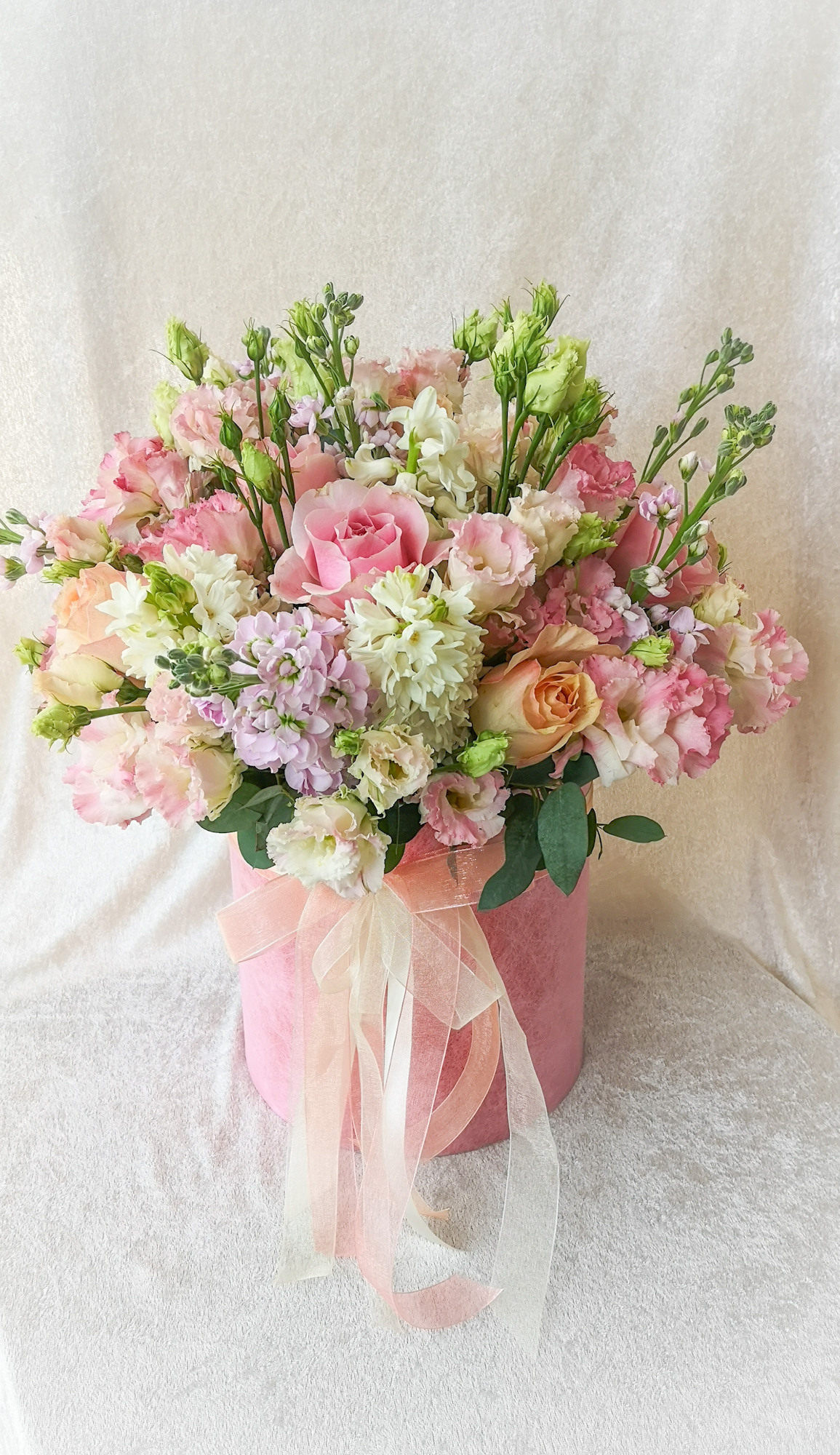 Ziedu pušķi kastē. Event design, decoration, floristry, gift, Irina Novika, Riga, Latvia