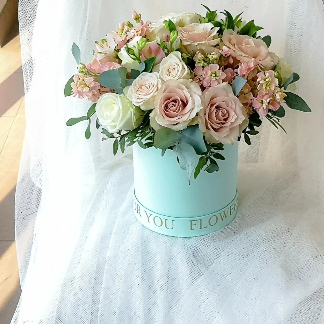 Ziedu pušķi kastē. Event design, decoration, floristry, gift, Irina Novika, Riga, Latvia