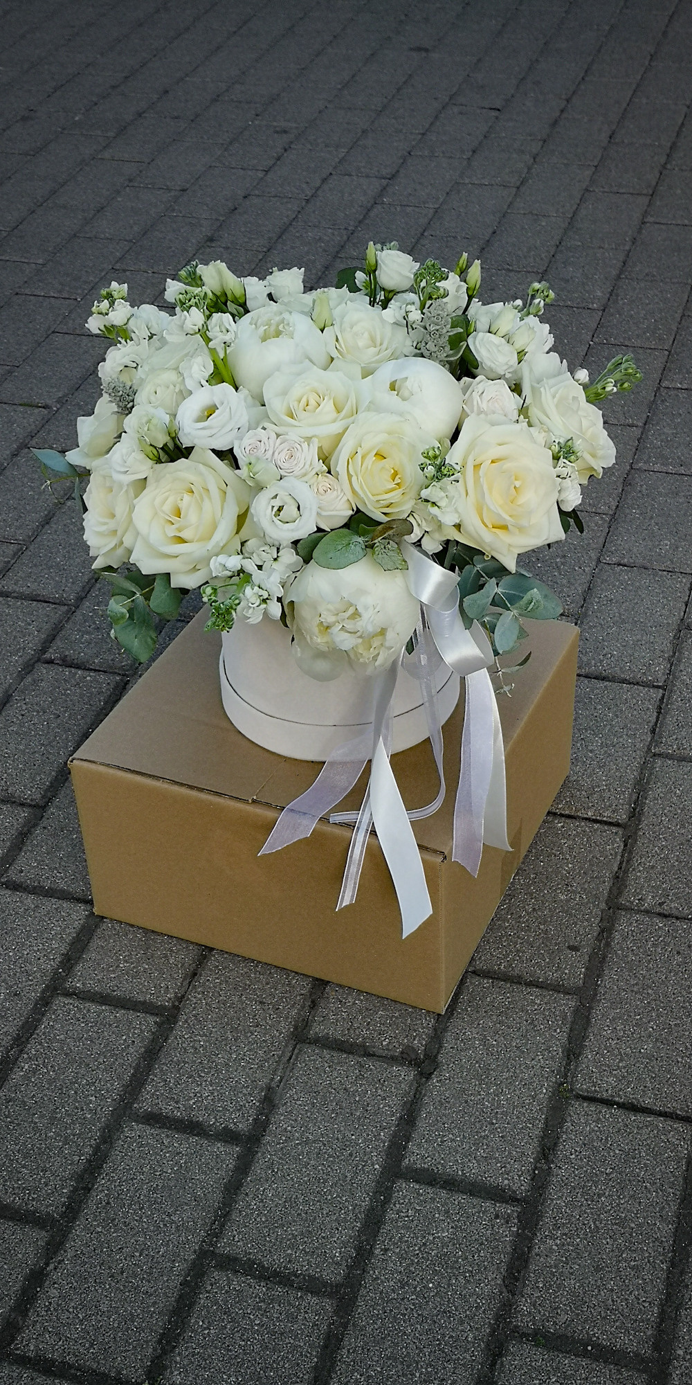 Ziedu pušķi kastē. Event design, decoration, floristry, gift, Irina Novika, Riga, Latvia