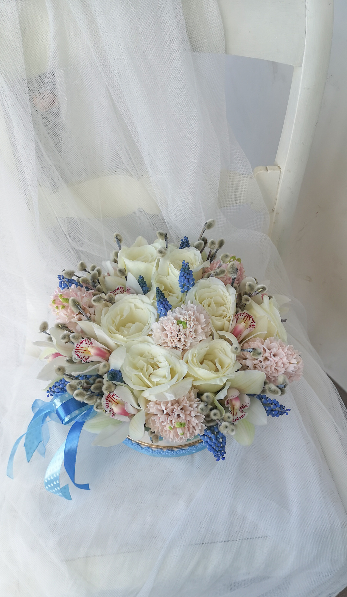 Ziedu pušķi kastē. Event design, decoration, floristry, gift, Irina Novika, Riga, Latvia