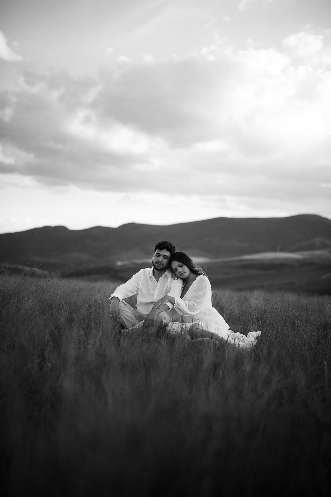 Ensaio pre wedding documental de Larissa e Rafael em Lavras Novas MG. Fotos espontâneas ao pôr do sol registradas por Edu e Josi Fotografia com olhar natural e atemporal.
