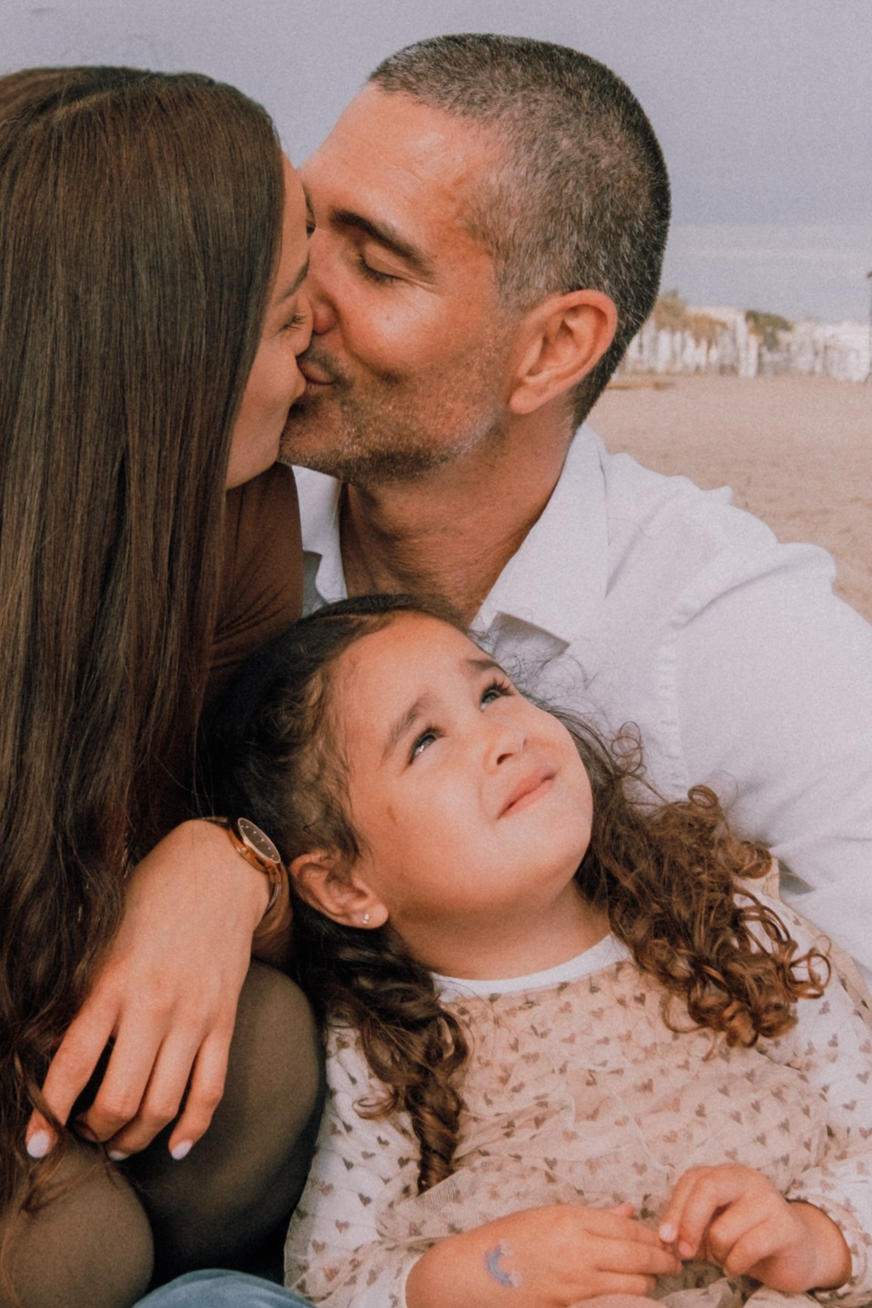 Sesión familiar en la playa. Fotografía profesional en Calafell - Elena Medvedeva