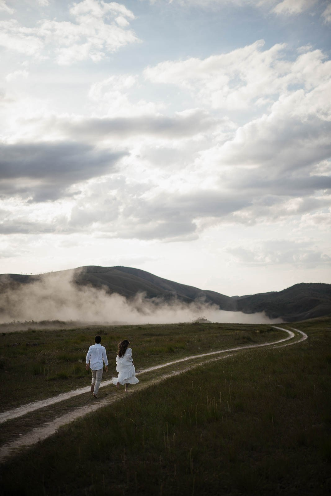 Larissa e Rafael em ensaio romântico e documental em Lavras Novas, Minas Gerais. Fotografias autênticas e atemporais registradas por Edu e Josi Fotografia.