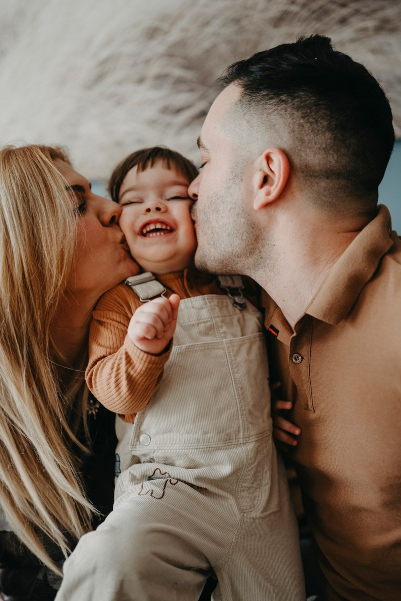 Natasa, Ema i Lazar — porodicno fotografisanje kod kuce. Deciji i porodicni fotograf u Beogradu Oksana Skendzic