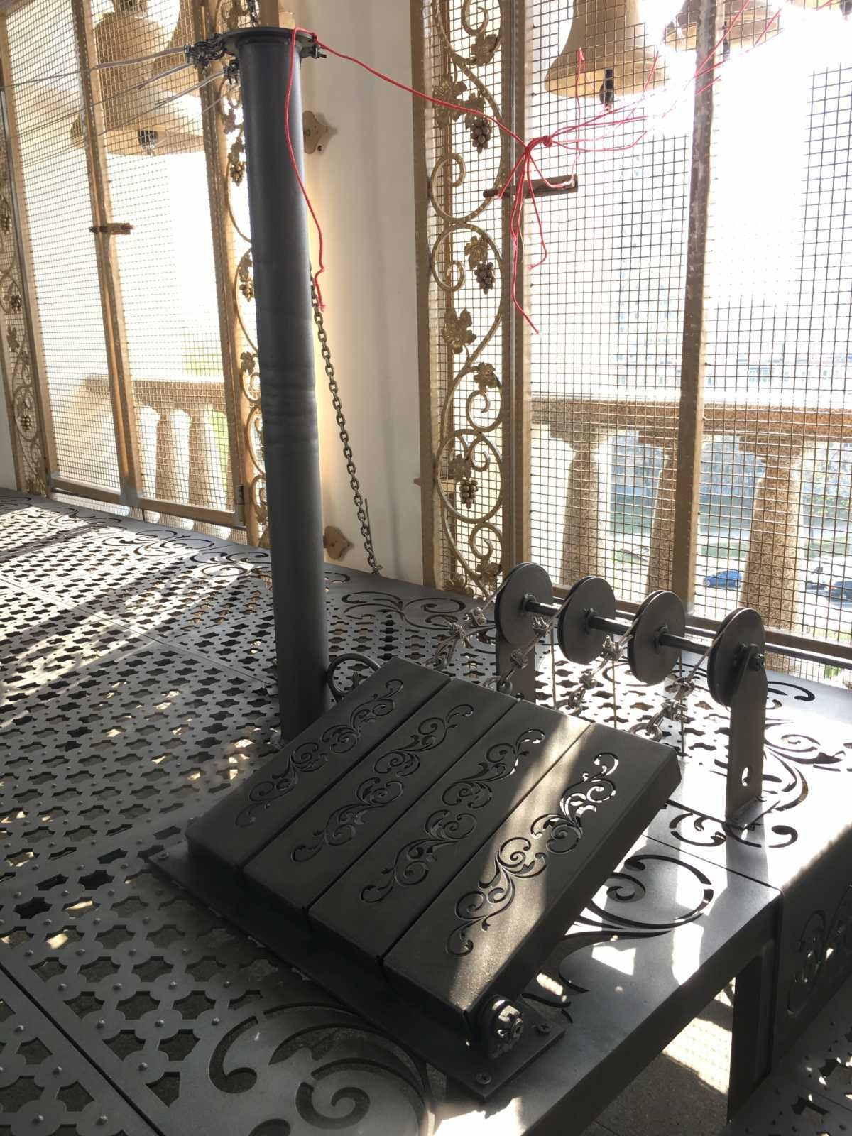 Подиум для звонаря с комплектом роликов и педалей колокольни Храма-памятника в честь Всех Святых и в память о жертвах, спасению Отечества нашего послуживших в городе Минске Минской Епархии Белорусской Православной Церкви. 2019 г. Сталь, художественная ковка, лазерная резка, сварка