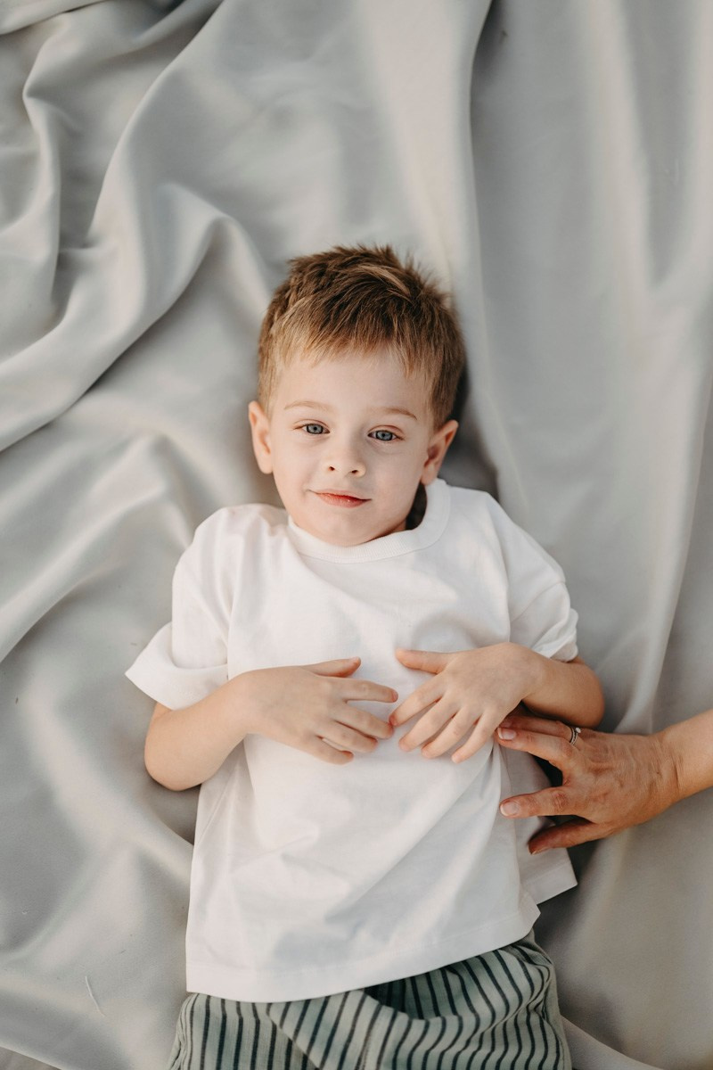 Djurdjica, Tadej i Miloje porodicno fotografisanje napolju. Deciji i porodicni fotograf u Beogradu Oksana Skendzic