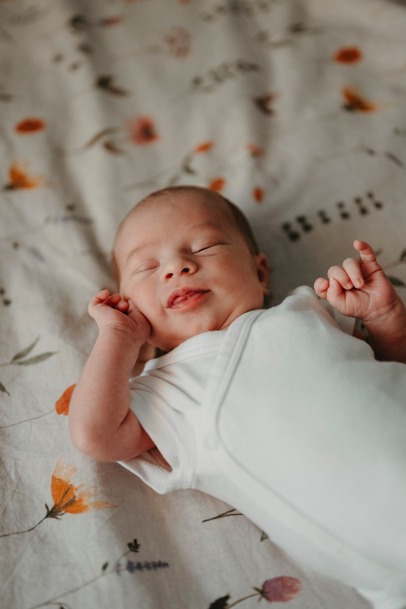 Maja Wilijam Lana i Hana — porodicno fotografisanje bebe kod kuce. Deciji i porodicni fotograf u Beogradu Oksana Skendzic